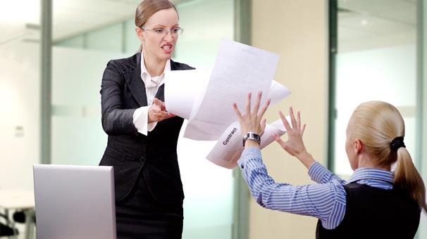 6-&nbsp;A&ccedil;k ve net olun  <p>stekleriniz, beklentiniz, yapp yapamayacaklarnz, kabulleriniz, onaylamadnz konularda net olun. Uygun ortam ve zamanda bunlar dile getirin.<p>    Ak bir ekilde dile getirmediinizde beni anlamyorlar duygusuna kaplabilirsiniz ya da iinizde biriktirdiiniz olumsuz duygu ve dnceler uygun olmayan bir zamanda ar tepkiler eklinde ortaya kabilir.