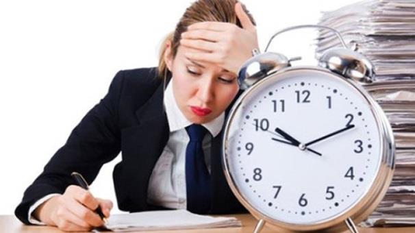 1- &Ccedil;alma zamann en uygun ekilde kullanabilmek  <p>ini ok sevmek, ar sorumluluk duygusu, bulunduu konumu salamlatrmak, kendini ispat etmek gibi birok sebeplerden dolay uzun sreli alma ya da zamann iyi kullanlamamas bitkinlik, yorgunluk, tkenmilik hissi, depresif duygu durumu gibi sorunlar oluturabilir.  <p>  alan kii zaman kontrol edebilmeli ve uygun ekilde ynetebilmelidir. Tabii bunu yapabilmek iin de alma artlarnn uygun olmas, bu zgrle sahip olunmas gerekir.