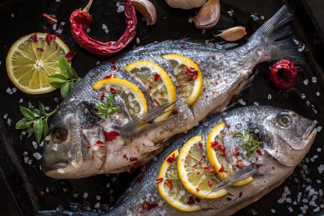 BALIK  <p>    Balk, omega 3 sayesinde serotonin hormonunu arttrarak kiinin kendisini daha iyi hissetmesini salar. Haftada en az 2-3 defa (1&#8217;i mutlaka yal olmal) balk tketerek mutluluunuza katk salayabilirsiniz.