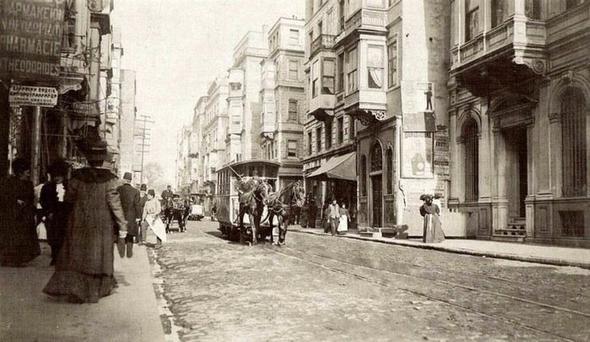 stiklal Caddesi'nde atl tramvay.