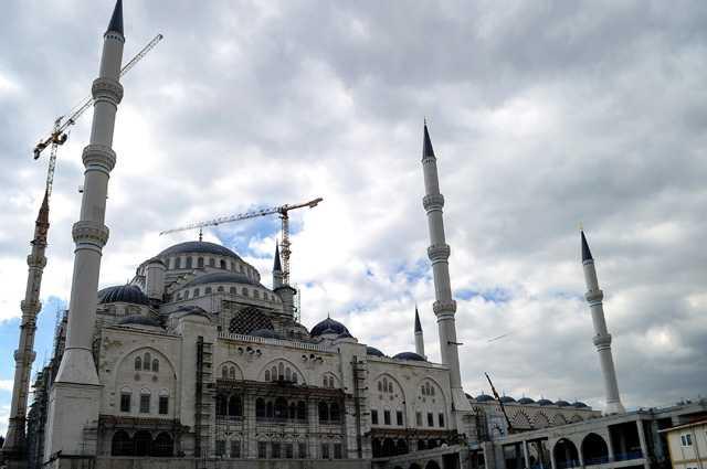 6 minareli camide 11 bin metrekare byklnde Trk slam eserlerinin yer alaca bir mze ile 3 bin 500 metrekare byklnde bir sanat galerisi de olacak.
