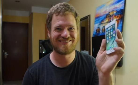 ABD'li Scotty Allen, fiyatn ok pahal bulduu iPhone'u daha ucuza getirmek iin gzn karard ve in'e gitmeye karar verdi.