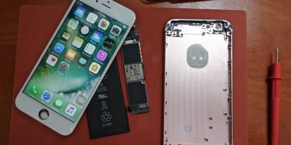 iPhone'un paralarn tek tek toplamay kafasna koyan adam, in'in nemli bir ksmn gezerek paralara ulamaya baard.