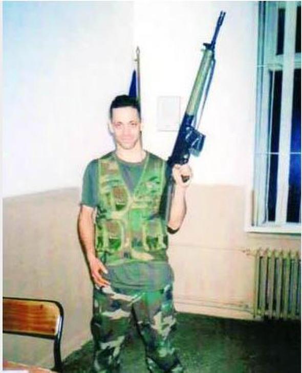 Kaan Tangze  <P>  Duman grubunun solisti Kaan Tangze'nin askerlik hatras... Bu kez elinde gitar yerine silah var. Tangze askerliini Erzurum'da yapt.