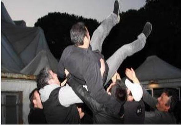 Arkadalar Ali Sunal' askerlik grevini yapt Mardin'e byle gndermiti..