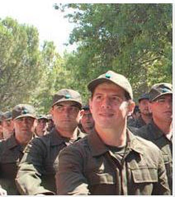 Emre Belzolu<P>    Askerliini Burdur&#8217;daki 58. Piyade Er Eitim Alay&#8217;nda yapt.