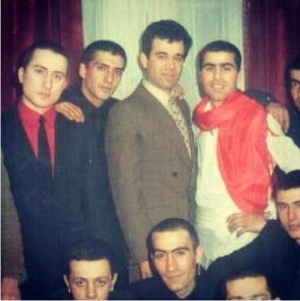 1984-1986 yllar arasnda 18 ay askerlik yapan Yavuz Bingl, askerlik dnemine ait fotorafnn altna &#8216;Kars Orduevi 1984&#8217; iletisini yazarak paylat.