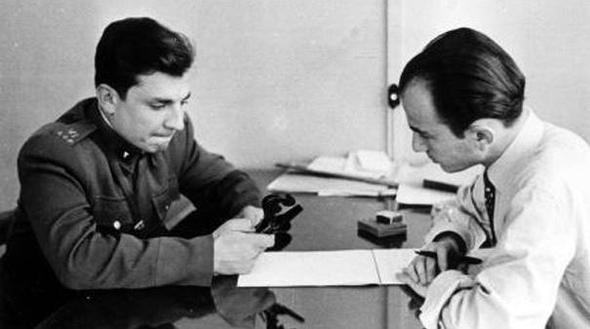 Fotoraflarda Yedek Subay niformas ile grntlenen Zeki Mren, 1957 ylnda ankr ve Ankara Yedek Subay Okulunda askerlik grevini yapt.