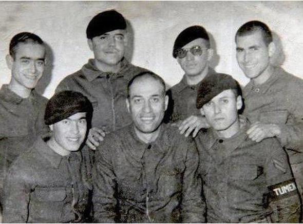 Trk sinemasnn glen yz Kemal Sunal'n bugne kadar bilinmeyen askerlik fotoraf ortaya kt.  <P>  Sunal' 1981 ylnda Ankara Etimesgut'ta askerlik yaparken gsteren bu fotorf Facebook'ta paylald.