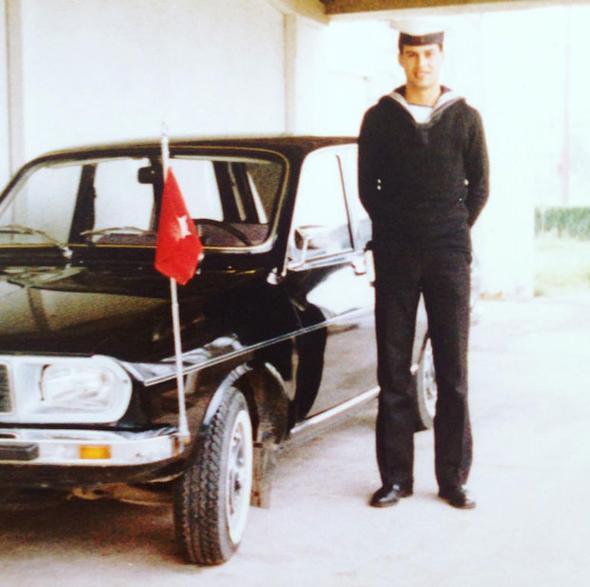 Peker, yaklak 35 yl nce ekilen fotorafnn altna "Bahriyeli Hakan Peker Karamrsel Eitim Merkezi. Rahmetli Tuamiral Yaar nkal'n ofr" notunu dt.