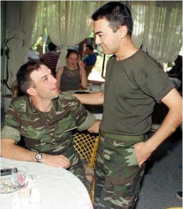 Serdar Orta askerliini Sivas 5'inci Piyade Er Eitim Tugay Komutanl 178'inci Piyade Er Eitim Alay'nda bedelli askerlik yapt. Orta'n asker arkadalarndan biri de Kaan Girgin'di.