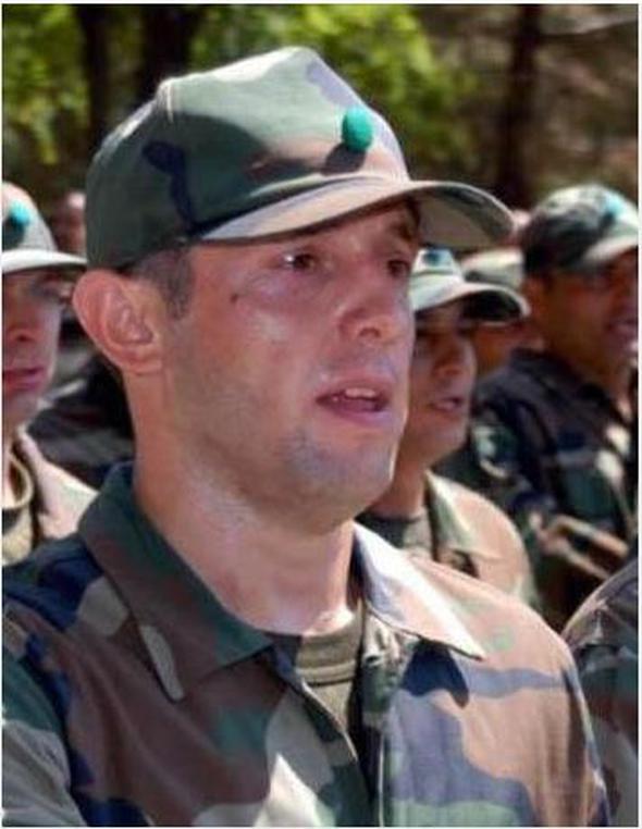 Bir baka nl futbolcu Nihat Kahveci de askerliini yeil sahalardan arkada Belzolu ile ayn yerde yapt.