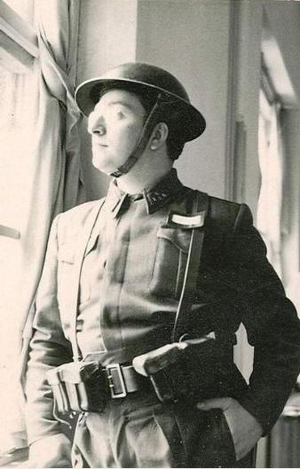 Trk Sanat Mziinin efsane ismi Zeki Mren&#8217;in daha nce hi grmediiniz askerlik fotoraflar gn yzne kt.1957 ylnda ankr ve Ankara Yedek Subay Okulunda askerlik grevini yapt.