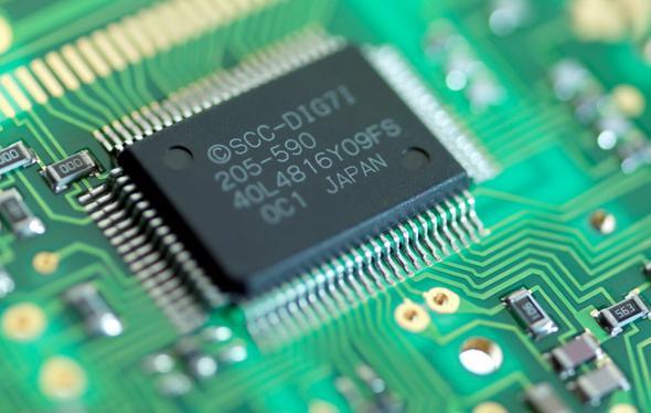 1971 ylnda bilgisayar reticileri bir elektronik ipe ancak 4 bin transistor sdrabiliyorlard. 2015 ylnda ise bu say 10 milyara ulamtr.