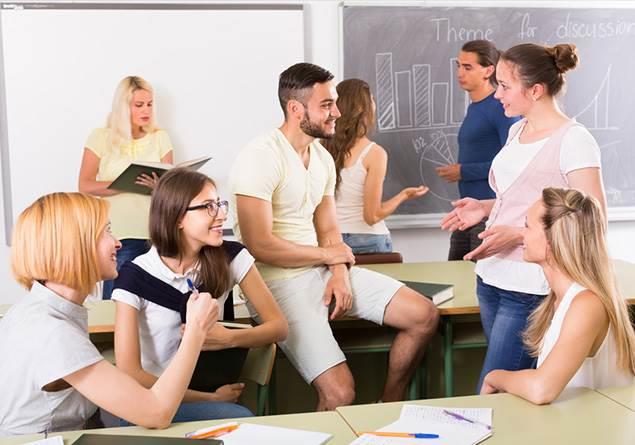 'Ders almak istiyorum ama alamyorum' cmlesini bilirsiniz... O yllar oktan getiyseniz de mutlaka hatrlarsnz!.. Ders almaya oturulur ama ders almak dnda yaplabilecek her ey yaplr! Yllardr grlmeyen arkadalar aranr, randevulalr, bol bol yemek yenir, gzler televizyona/telefona taklr... Peki neden? Bu konsantrasyon eksiklii nasl giderilebilir? Koral Varol Akademi Yaynlarnn Kurucusu ve Eitim Uzman Koray Varol, alma ortamnn ve alma programnn ocuun dzenli ders almasn etkileyen nemli unsurlardan olduunu sylyor ve baz pf noktalar veriyor. te, dzenli allabilmesi iin uygulanmas gereken 10 altn kural: