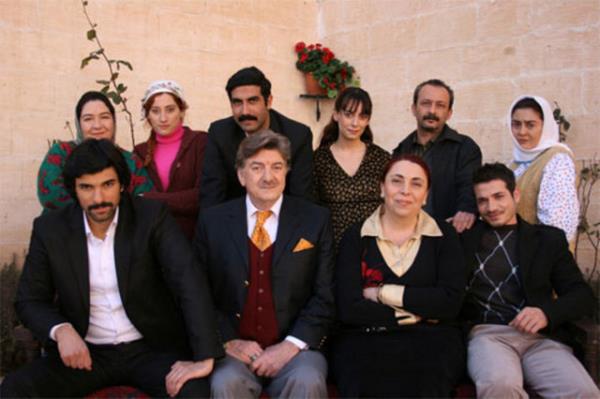 Kanallarn kt karakterleri yanstrken eline mutlaka bira iesi yerletirdiini gryoruz.