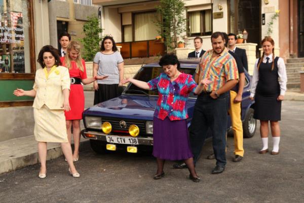 Ama hikayenin yaps gerei alkol kullanmn grmek gerekiyorsa, o alkol sahnesi olmadan o hikayeyi anlatamyorsak alkol kullanlan o sahneyi ekip yaynlayabilmeliyiz.