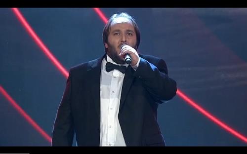 Gkhan zouz'un takmnda yer alarak birinci olan Hasan Doru, mesleki kariyerine ark syleyerek devam ettiriyor.