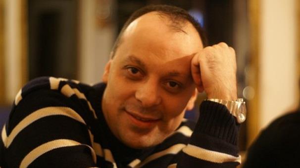 2- Sungun Babacan<p>Sungun Babacan'n o kadar fazla filmde, programda ve oyunda dublaj var ki hangi birini yazalm?  <p>  En iyisi videosunda kendisi tek tek sylesin. Yakn zamanda ise onu Evim ahane programnn d sesi olarak duyduk. Ayrca League of Legends oyununda Lucian adl karaktere de sesiyle can verdi.