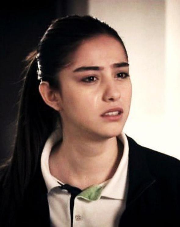 O gen kz 1987 doumlu oyuncu zge Grel'den bakas deil!<p>    Lise yllarnda kamera nne merak saran Grel, oyunculuk kariyerine tematik kanallarda yaynlanan tv filmlerindeki minik rollerle balad...