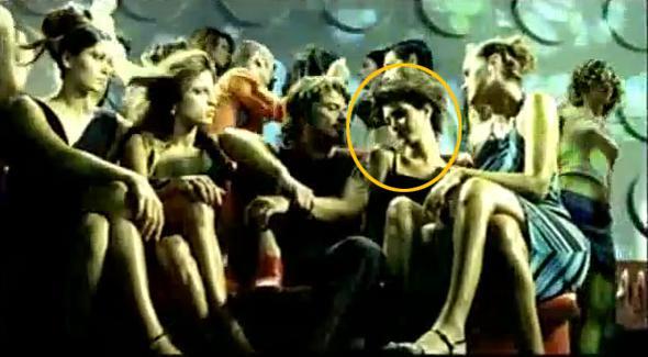 Tuba Bykstn&#8217;n eski klip grntleri Beren Saat&#8217;le bitmeyen rekabeti yznden son gnlerde yeniden sosyal medyann gndeminde...