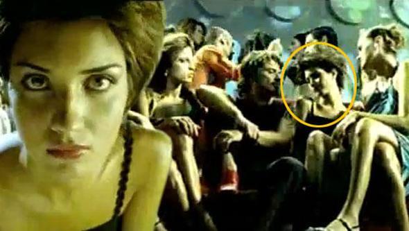 Tuba Bykstn, Mimar Sinan niversitesi Sahne Dekor ve Tasarm blmnde okurken, okulda fotoraf eken bir fotoraf tarafndan tesadfen kefedilmiti.