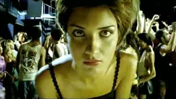 Tuba Bykstn&#8217;n de birok star isim gibi nl olmadan figranlk yapt ve kliplerde rol ald biliniyor.  <p>  Gzel oyuncunun gemite klibinde oynad isimler arasnda en byk rakibi olarak gsterilen Beren Saat&#8217;in ei Kenan Doulu&#8217;nun olmas ise zellikle dikkat ekiyor.