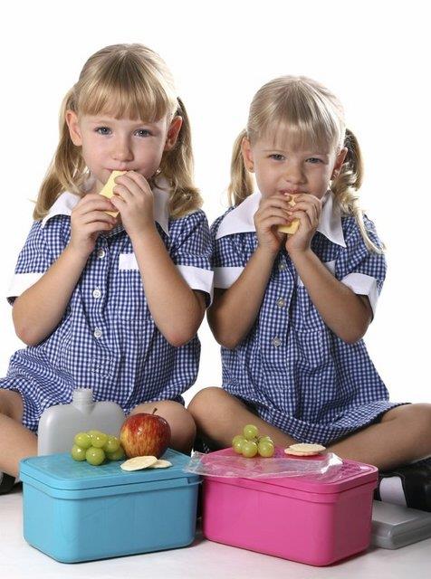 Ayrca, piirilmeden tketilen baz rnlerden sebzelere mikroorganizma geii olabileceinden tr, gvenilir kurumlardan alveri yapmaya, hazrlama aamasnda et rnleri ve sebzeler iin ayr dorama tahtas ve bak kullanmaya ve besinleri uygun koullarda saklamaya dikkat etmelisiniz.