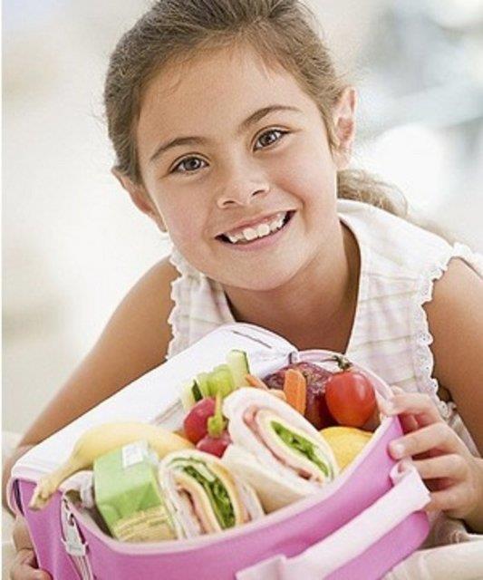 Diyetisyen-Yaam Kou Gizem eber, yaplan bir bilimsel aratrmada salksz besinler kadar bu besinlerin sunulu eklinin ve markalarnn da ocuklar etkiledii ve ocuklarn bu besinlere daha fazla yneldiini bildirdi.