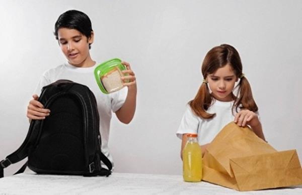 Gnnn byk bir ksmn okulda geirecek olan ocuklar iin beslenme antalar ve attrmalklar beslenmeleri konusunda nemli rol oynayacak.