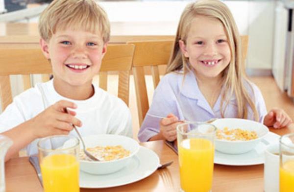 ocuklarn zorlanmadan sakin ve rahat bir ortamda yemek yemelerine zen gsterilmelidir.