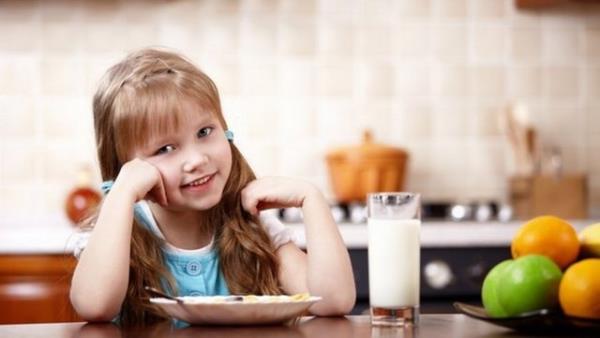 Gn iinde ocuun sv alm kontrol edilmelidir. ocuklar taze sklm meyve suyu, st, ayran en bata suya altrmak nemlidir.