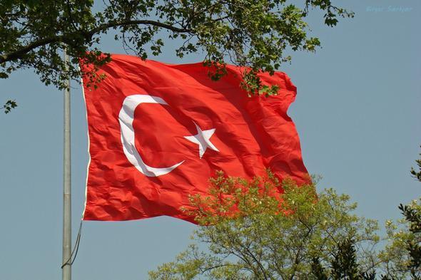 Türkiye de yabancı ülke vatandaşlarına çeşitli yollarla oturma izni ve vatandaşlık imkânı sağlıyor. Resmi Gazete'de yayımlanan Türk vatandaşlığı kanunu uygulamasına göre şartlar şöyle: