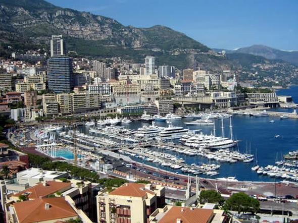 Monaco'da oturanlar gelir vergisi, sermaye kazanç vergisi ya da varlık vergisi gibi yükümlülüklerden muaf. Schengen bölgesindeki ülkelerde vizesiz dolaşabiliyorlar.
