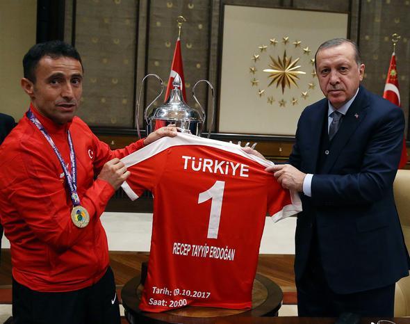 Avrupa ampiyonluunu kazanan Ampute Milli Futbol Takm oyuncular, kabulde Erdoan&#8217;a, zerinde adnn yazl olduu 1 numaral milli takm formasn hediye etti.