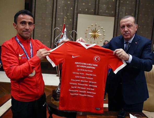 Milli Takm kaptan Osman akmak, Cumhurbakan Erdoan ile sohbetinde, takm halinde verdikleri sz yerine getirdiklerini syledi.