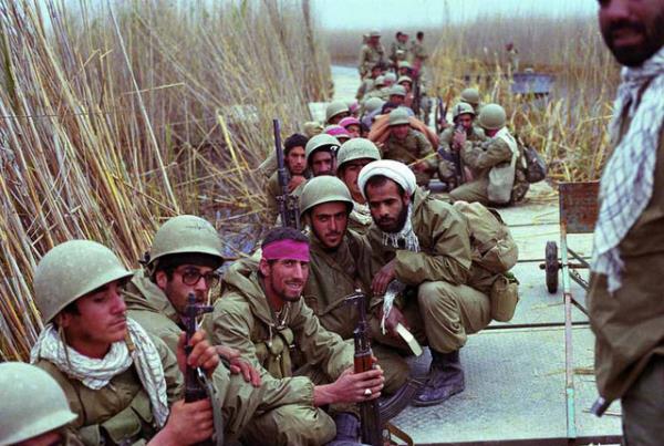 ran'n ilk tepkisi, ilerleyen Irak birliklerini ve Irak'n Basra limann bombalamak oldu.