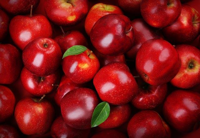 Elma  <p>  Vitamin ve antioksidan asndan zengin olan elma, karn blgesindeki ya yakmn destekler.<p>  Fark edilir sonular almak iin, gnde 3 elma yiyin. Bu etkiyi arttrmak iinse kahvaltnz yulaf ve elma dilimleriyle yapn.