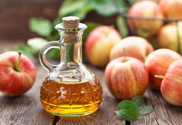 Elma sirkesi<p>    Elma sirkesinin yararlar saymakla bitmiyor. Elma sirkesi onca yararnn yan sra ya yakmn da destekliyor. Elma sirkesi ieriindeki pektin ile beyine mutluluk veriyor. Yataa gitmeden nce a hissediyorsanz bir kak elma sirkesini bir bardak su ile kartrn. Elma sirkesi size tokluk hissi verirken,  iinizde doal temizlik de salar.