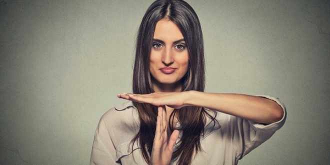 2- 'Hayr' demeyi bilin  <p>  En nemli eylerden biri de 'hayr' diyebilmek. Her denilene 'tamam' deyip yine bildiinizi okuyabilirsiniz. Bu da bir yntem. Yalan sylemiyorsunuz, drstsnz, karnzdakini ikna edemeyeceinizi biliyorsunuz. E tamam. Siz "Yav he he" deyin, yine istediinizi yapn. Krmz izgilerinize temas edildii noktada da "Hayr" deyin. Eer bunu demezseniz kontrol sizden kar ve dolaysyla bu da sizi daha edilgen bir pozisyon iine sokaca iin kendinizi 'savrulmu' hissedebilirsiniz. Dikkat