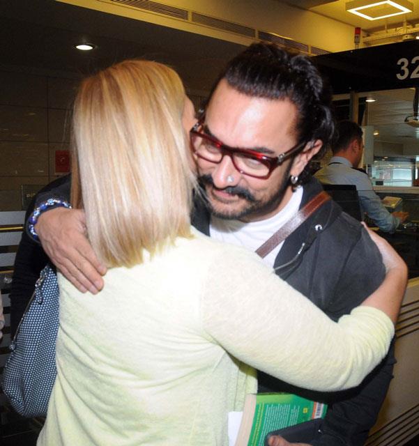 "NSANLAR SNEMAYA TOPLUMSAL DERS ALMAYA GELMYOR"  <p>    Her filminiz nemli bir insani konuda mesajlar veriyor. yle olmasa o filmlerde oynamaz msnz?<p>      -Alakas yok. ?Delhi Belly? filmi buna bir rnek. Bir komedi filmiydi. 18 ya st iin bir filmdi, stelik iinde ok fazla argo geiyordu. Hindistan ben bu filmi yaptm iin ok geirdi. Ama ben komik buldum ve yaptm. Yani iinde toplumsal mesaj olmazsa ben o filmde oynamam, gibi bir ey sz konusu deil. Hatta yle diyeyim, bir filmin senaryosunu okurken kafamdaki en son ey toplumsal bir mesaj olup olmas. nsanlar sinemaya elenmeye geliyor. Toplumsal ders almaya deil. Sosyoloji renmeye de gelmiyorlar. yle olsayd koleje giderlerdi. Ben bir senaryoyu okurken, kendimi filmi izleyen seyircinin yerine koyarm. Beni peinden srklyor mu, zaman unutmama sebep oluyor mu, gldryor mu, ak ediyor mu? Bazen tm bunlara ek olarak bir de toplumsal mesaj vardr. E o zaman ahane. Gl toplumsal mesaj olan, fakat beni heyecanlandrmayan bir senaryoyu kesinlikle ekmem!