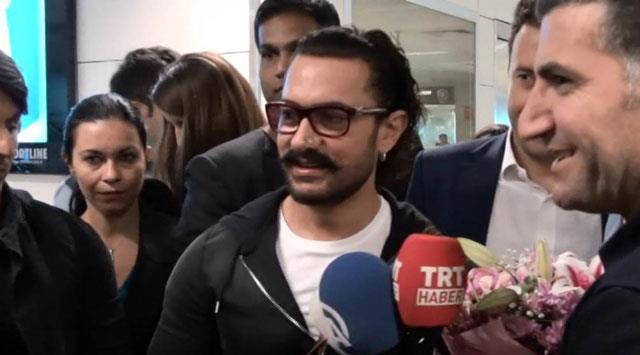 Trk insan sizi niin seviyor?  <p>    -Muhtemelen filmlerim yzndendir. Ama ilgin olan, filmlerim Trkiye&#8217;de hi vizyona girmedi, datm da yaplmad, tantm da yapmadm. in&#8217;de de benzer bir durum sz konusu. Tpk Trk izleyicisi gibi, onlar da filmlerimi internetten indirip seyrettiler. &#8220;3 Aptal&#8221; filmim, yalnzca Amerika, ngiltere ve Hindistan&#8217;da vizyona girdi. Ama &#8220;3 Aptal filmi&#8221;ni bugne kadar seyretmemi inli ocuk yok! Beni de artyor ama durum bu. Bir filmimi beenince, internet zerinden dierlerini seyretmeye balyorlar. in&#8217;e gittiimde inanamadm, herkes en az 5-6 filmimi izlemi durumdayd. Hi bir sinema salonunda gsterime girmemi olmasna ramen!