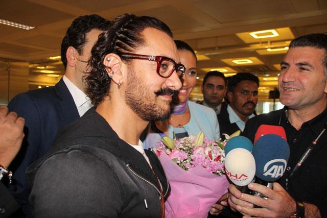 Neden? Mslman bir lke olduu iin mi?<p>      -Yok hayr, dinle bir alakas yok. Birden fazla nedeni var. Trk hayranlarm, yllardr, srarl bir ekilde istiyorlard, sz verdim ama bir ekilde beceremedim. Trkiye&#8217;nin 2 ayr konsolosu beni ziyaret etti ve Trkiye&#8217;ye davet etti. Bykeliniz Delhi&#8217;den Mumbai&#8217;ye srf bunun iin geldi. Hepsine de gelme sz verdim. Ancak bir trl olamad. Aslnda, &#8220;Dangal&#8221; filminin de Trkiye&#8217;de e zamanl vizyona girmesini istemitim, o da olmad. Ne zaman ki &#8220;Secret Superstar&#8221;n vizyona giri tarihi konusunda tm lkelerin e zamanl olmasnda hem fikir olduk, datm ekibime &#8220;nce Trkiye gitmek istiyorum!&#8221; dedim.