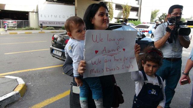 Nasl yaptnz peki?  <p>      -Genken daha meraklyz, her ey yeni bizim iin, daha ok ey denemek isteriz, daha itahlyz hayata kar, yle olmaya altm. Soran, sorgulayan, merak eden, her eye ak. Bir de bir ynetmen arkadam daha var, &#8220;Gajhini&#8221; filmini ynetmiti. 50&#8217;lerine yakn ama ocuk gibidir. yle ki, filtreleri yok. Ya da ok az var diyelim. Mesela herhangi bir eyle ilgili, &#8220;yle yapsam nasl olur&#8221; diye sorduunuzda, kafadan &#8220;ok kt bir fikir!&#8221; diye cevap verebilir, ya da fikrinizi severse, &#8220;Sper, sper!&#8221; der. Oysa yetikinler daha politiktir. Ben de normal hayatmda daha filtreleri olan biriyim. Ama o karakteri canlandrrken, tamamen filtresizdim. kinci yararlandm kiilim de kuzenim oldu. O zamanlar 13-14 yalarndayd. Hi yerinde durmuyordu, srekli hareket halindeydi. Genler yledir. Onun bu zelliinden de oyunculuum srasnda yararlandm.