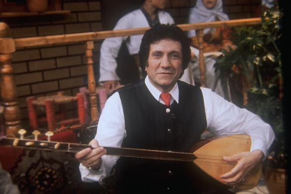 Ama gnlnde yatan asl aslan mzikti. O da halk mzii almalarna yneldi.