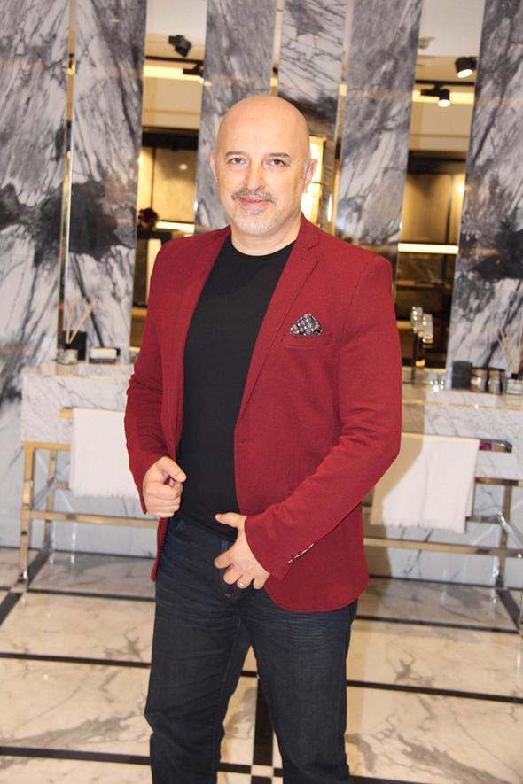 Ama tannmadan nce bir zccaciye maazasnda tezgahtarlk yapyordu.