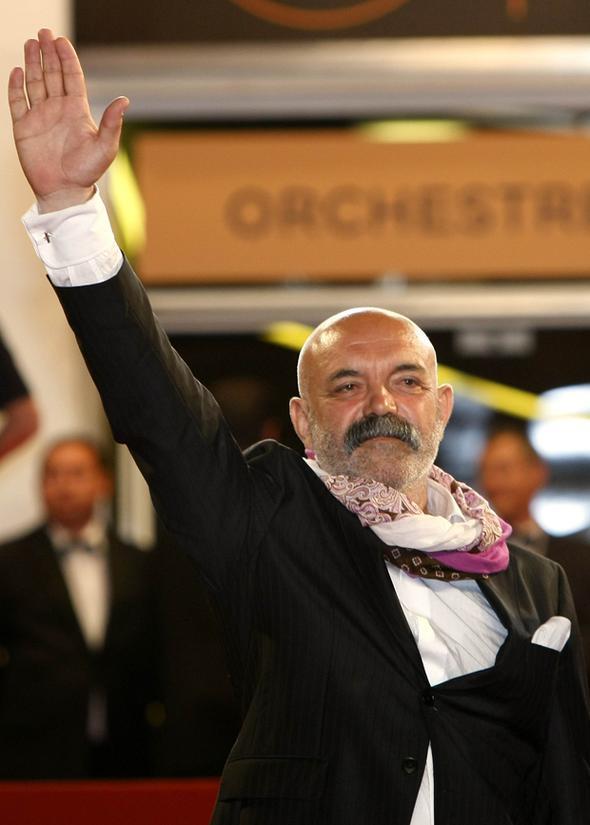 Yani hastalar zaten onu tanyordu. Ama, Kesal'n Cannes Film Festivali' nin nl krmz halsnda yrmesi de sinemaseverlerin onu tanmas da doktorluu deil aktrl sayesinde oldu.