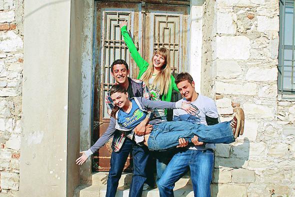 MECBUR KALIP BR AJANSA KAYDOLUNCA<P>    Kavak Yelleri dizisiyle yldz parlayan Pelin Karahan oyunculua nasl baladn da yle anlatt:"Yaknlarm &#8220;Pelin yzn ok gzel. Bir reklam ajansa yazl en azndan reklam filminde oynarsn&#8221; diyordu. Ama ben bunu hi istemiyordum.