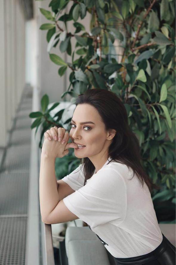 nl olmadan nce konfeksiyon atlyesinde alyordu.