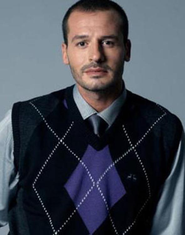 GECE KULPLERNDE KORUMALIK YAPARKEN OYUNCU OLDU<P>    Yaprak Dkm dizisiyle adn duyuran Nihat Alptu Altnkaya; 17 yanda gece kulplerinin nnde koruma olarak almaya balad.